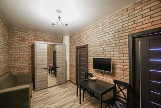 Гостиница Морской Новороссийск Апартаменты/Семейный четырехместный трехкомнатный номер с раздельными кроватями-1